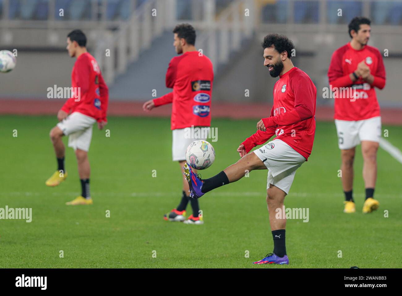 Kairo, Ägypten. Januar 2024. Der ägyptische Fußballnationalspieler Mohamed Salah (Front) nimmt am 5. Januar 2024 an einem Training für den Afrikanischen Fußballweltcup Cote d’Ivoire 2023 in Kairo Teil. Quelle: Ahmed Gomaa/Xinhua/Alamy Live News Stockfoto