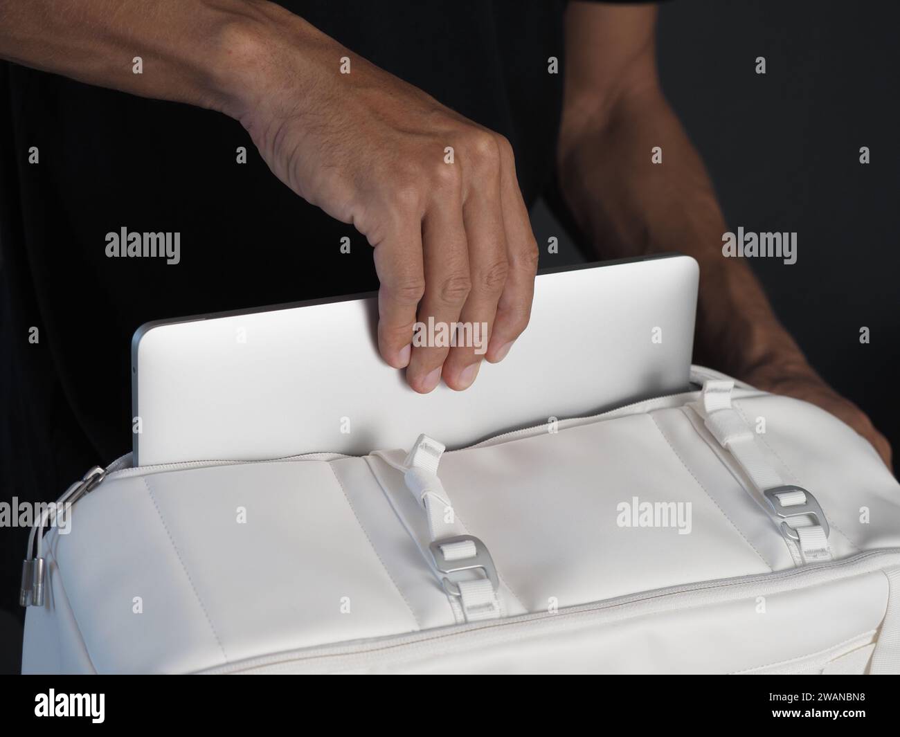 Silber rucksack -Fotos und -Bildmaterial in hoher Auflösung – Alamy