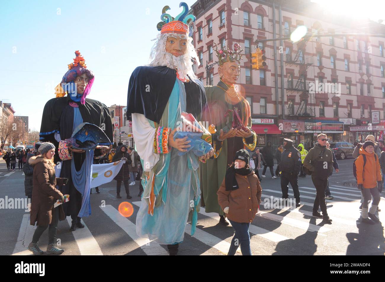 New York City, Usa. Januar 2024. Drei Marionetten, die die drei Weisen aus der Bibel repräsentieren, gehen die Paraderoute während der jährlichen drei Könige Tag-Parade entlang. Die Teilnehmer versammelten sich, um der 47. Jährlichen drei-Könige-Parade des El Museo del Barrio im Stadtteil East Harlem in New York City zu gedenken. Die Parade feiert den Tag, an dem die „drei Weisen“ Jesus nach seiner Geburt Geschenke brachten. Quelle: SOPA Images Limited/Alamy Live News Stockfoto