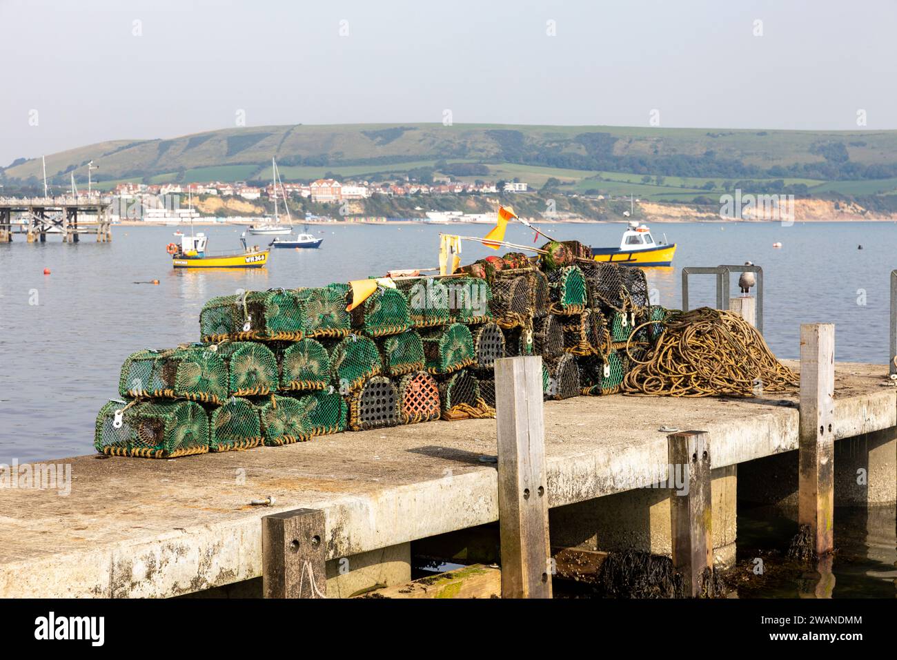 Swanage Dorset england, Fischtöpfe der Fischindustrie, die auf einem Holzsteg in Swanage Bay, England, Großbritannien, september 2023 gelagert werden Stockfoto