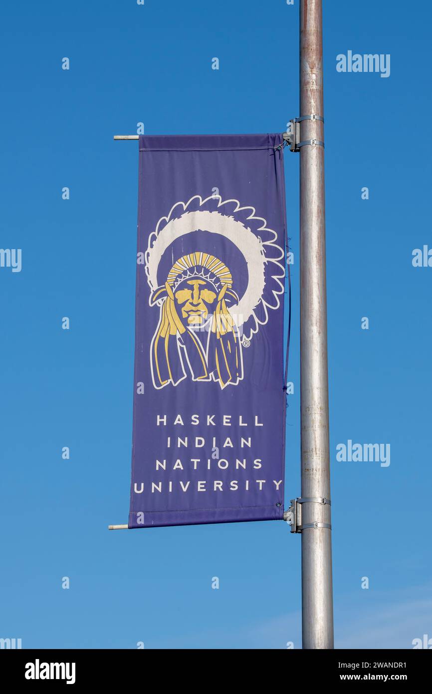 Lawerence, Kansas. Haskell Indian Nations University. Flagge mit Logo. Haskell bedient weiterhin die Bildungsbedürfnisse der Indianer und Alaskas Stockfoto