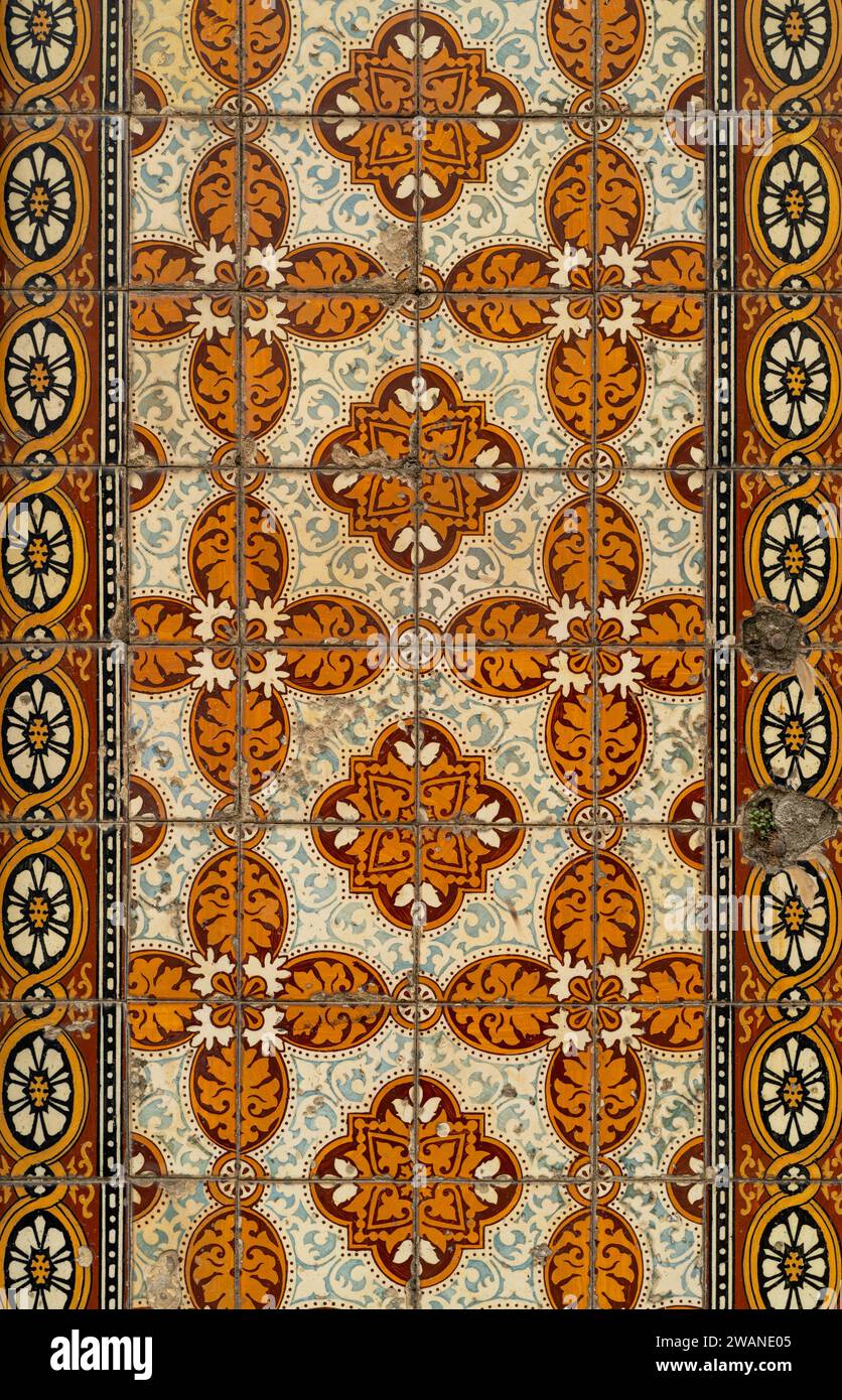 Traditionelle portugiesische Keramikfliesen an der Fassade eines Gebäudes in Orange, Braun und weiß Stockfoto