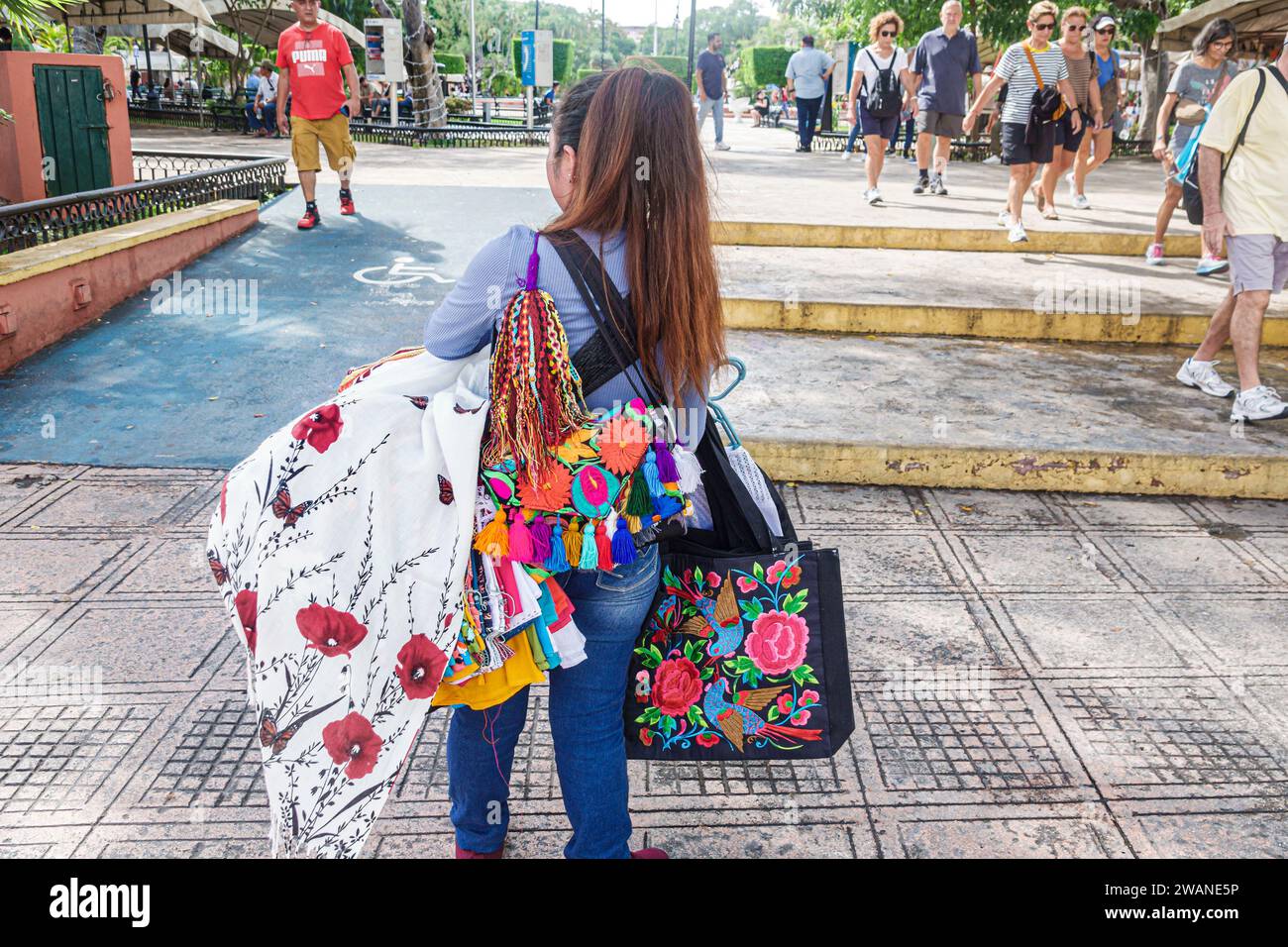 Merida Mexico, Centro Historico zentrales historisches Viertel, Maya handgewebte Textilien, Mann Männer männlich, Frau Frauen weiblich, Erwachsene Bewohner Paar, Straße Stockfoto