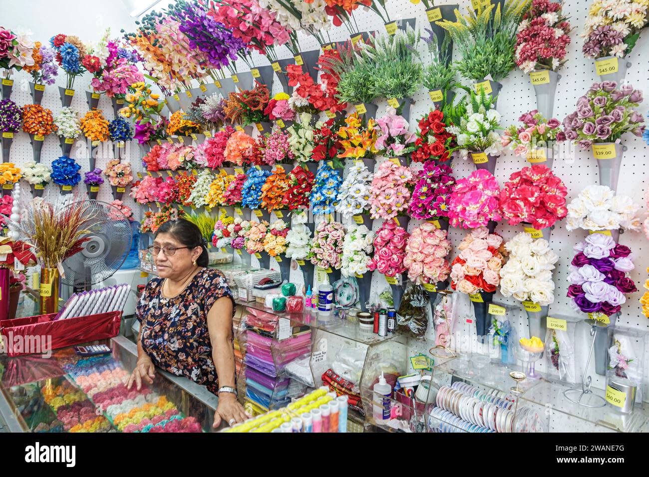 Merida Mexico, zentrales historisches Zentrum, künstliche Blumen, Frau Frauen Frauen weiblich, Erwachsene, Bewohner, innen innen innen drinnen, Ladengeschäft Stockfoto