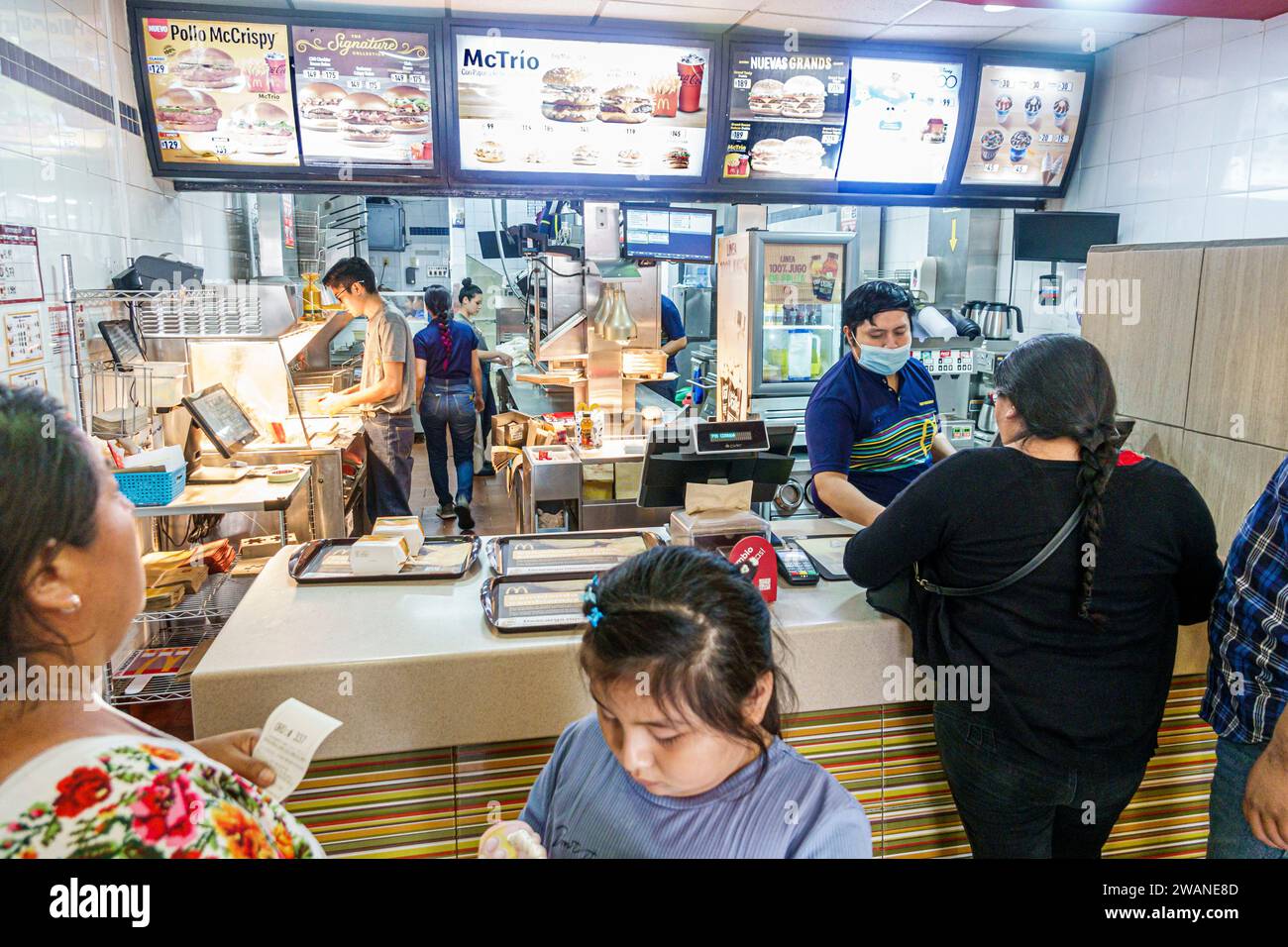 Merida Mexico, zentrales historisches Zentrum, McDonald's Fast Food, Overhead-Menü, Männer Männer männlich, Frauen weiblich, Erwachsene Bewohner, Chil Stockfoto