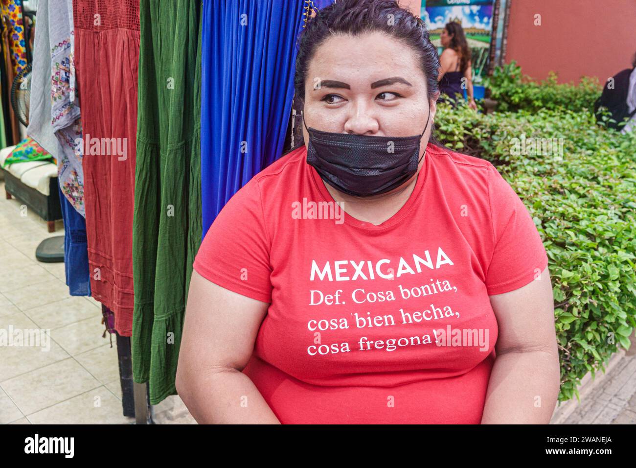 Merida Mexico, zentrales historisches Viertel, mit Humor Humor humorvolles T-Shirt, Frau Frauen weiblich, Erwachsene, Bewohner, Angestellter Stockfoto