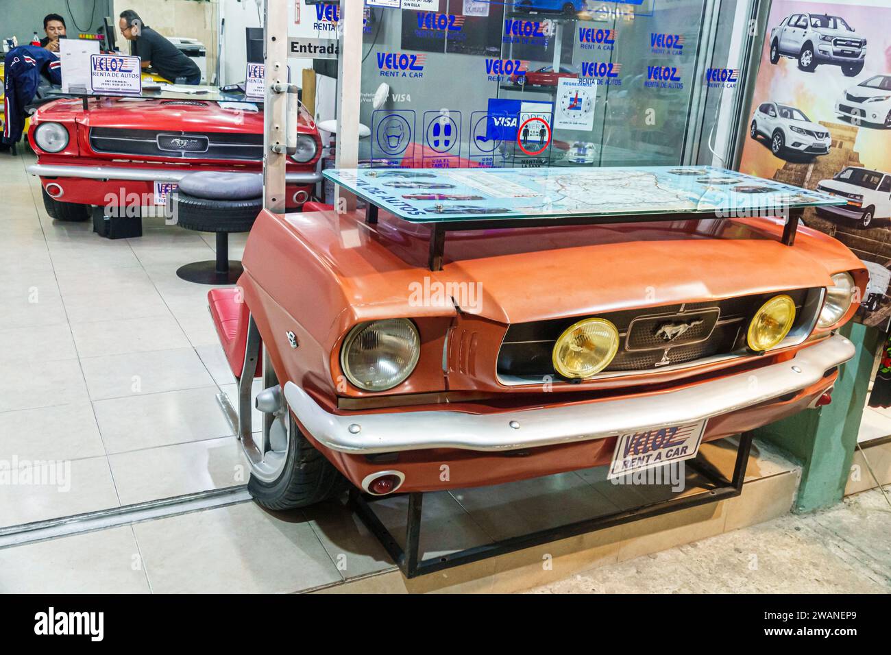 Merida Mexico, Centro Historico Central Historico Central Historico, Mietwagenagentur, Ford Mustang Oldtimer Retro nostalgisch, Mann Männer männlich, Erwachsene, Residen Stockfoto