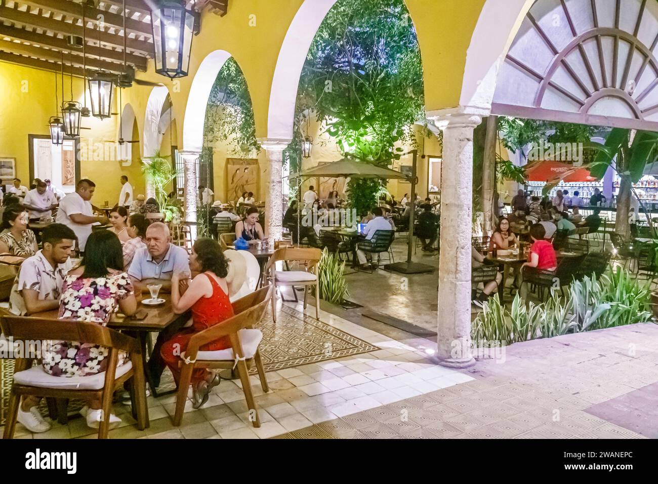 Merida Mexico, zentrales historisches Viertel, Tische Stühle Innenhof, Museo de la Gastronomia Yucateca Restaurante, Männer Männer Männer, Frauen Stockfoto