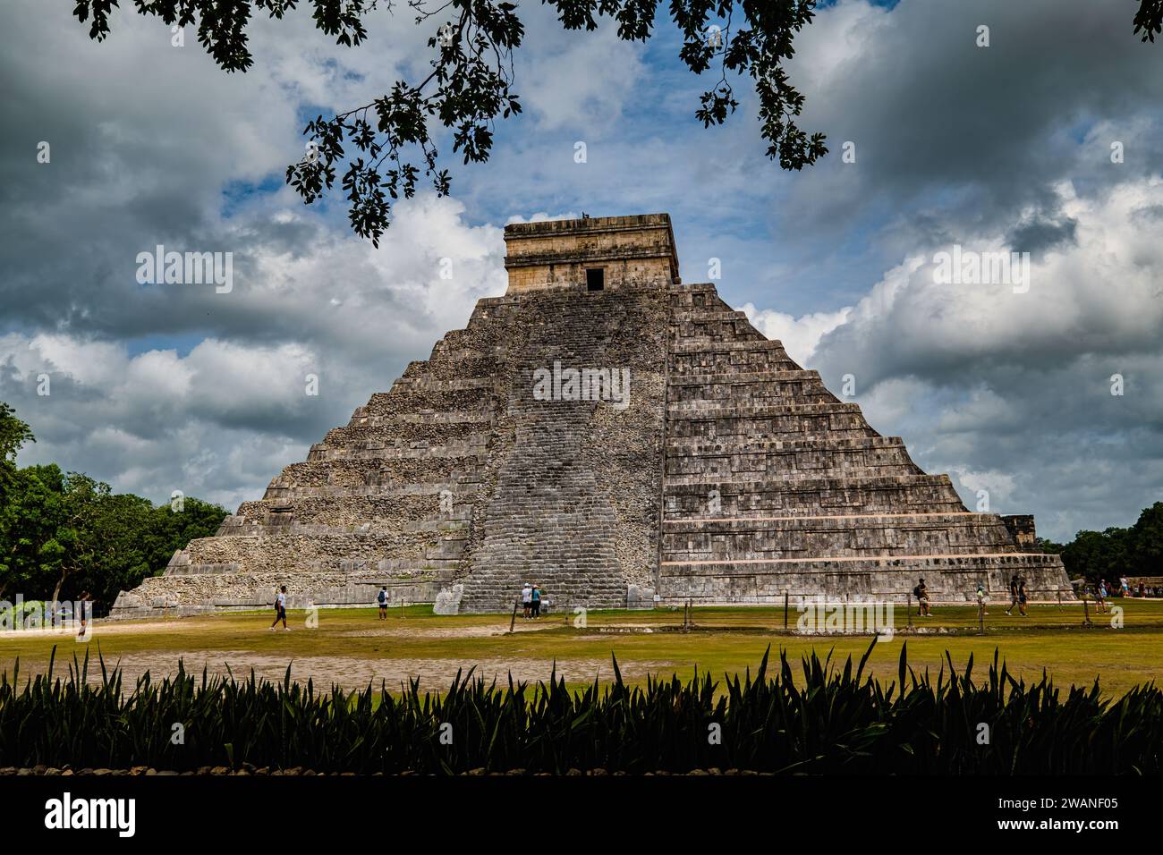 Chichén Itzá ist eine alte Maya-Stadt auf der mexikanischen Halbinsel Yucatan. Die Maya bauten die Stadt im architektonischen Stil von Puuc um 25 Stockfoto