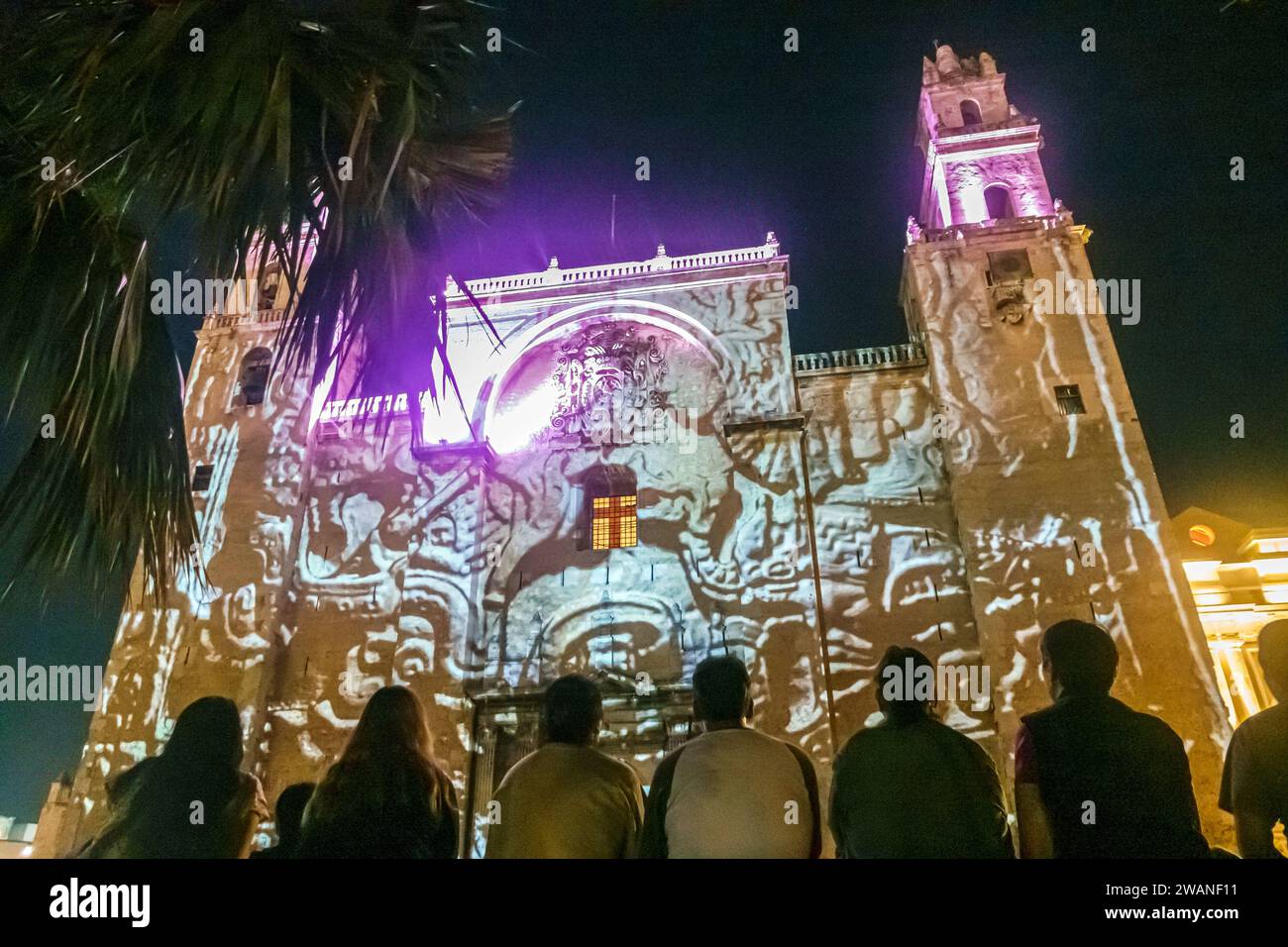 Merida Mexico, zentrales historisches Zentrum, Licht-Sound-Show, Piedras Sagradas Heilige Steine, projizierte Gebäudefläche, Catedral de Merida Stockfoto