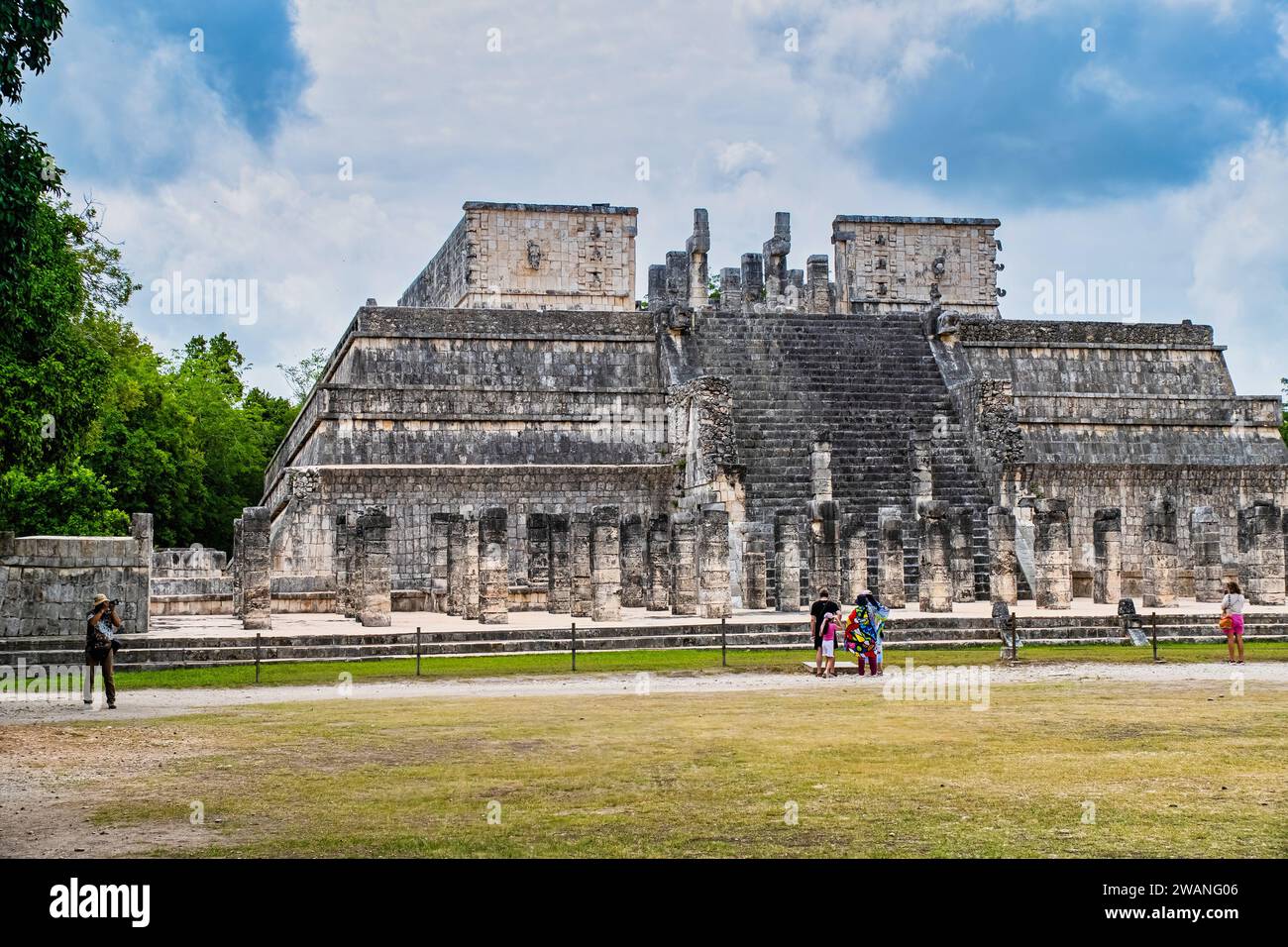 Tempel der Krieger der Tempel der Krieger ist eine Struktur 40 Fuß hoch und 133 Fuß breit. Der zentrale Tempel zeigt Reliefs von Kriegern und Adlern Stockfoto