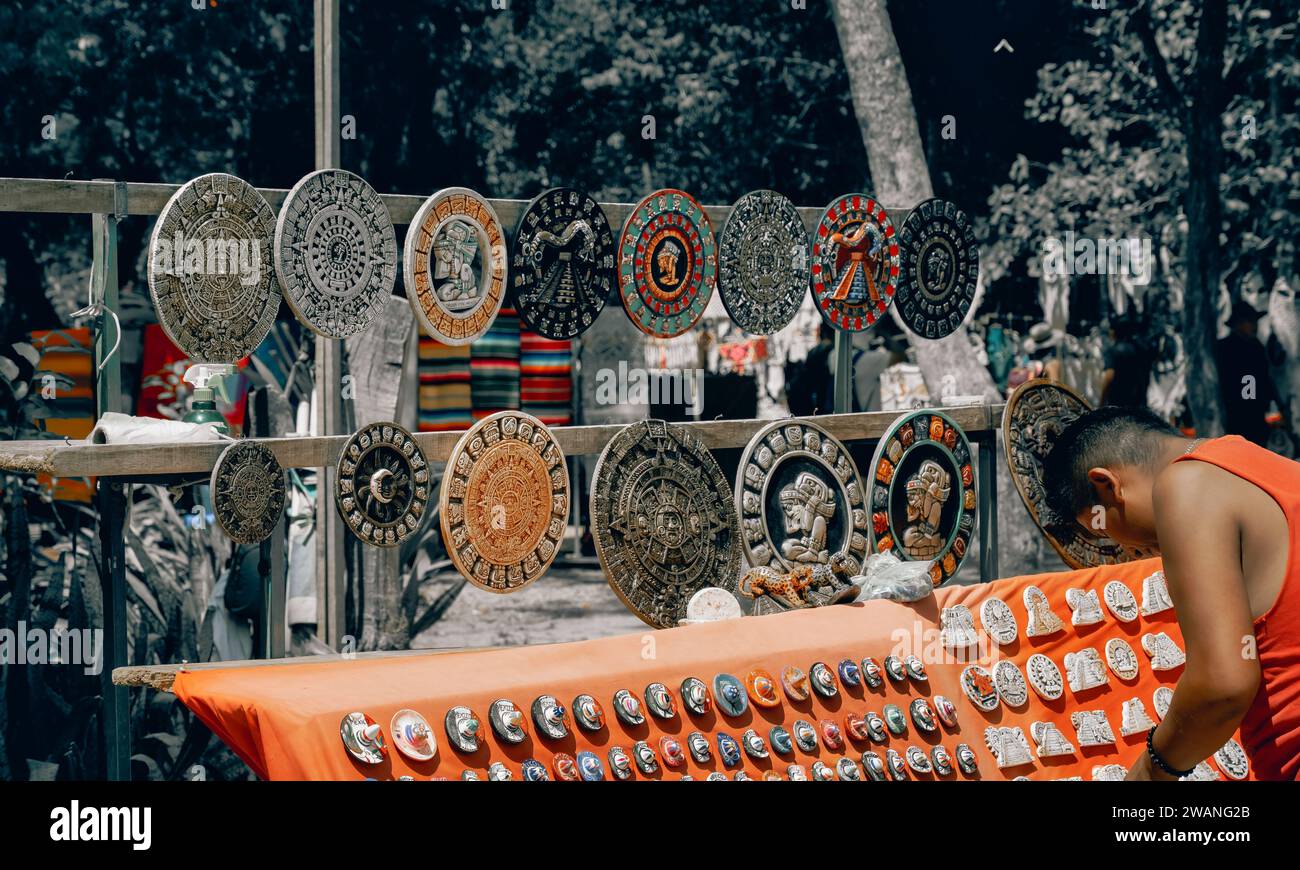 Marktstände, an denen Holzmasken und andere lokale Souvenirs und Kunsthandwerk an Touristen verkauft werden, die Chichen Itza Maya-Ruinen in Mexic besuchen Stockfoto