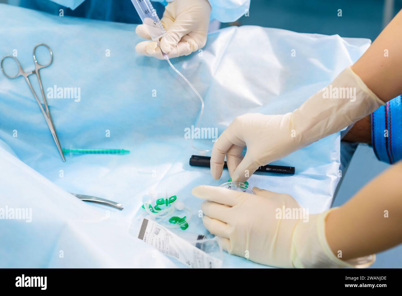 Professionelle Qualitätsmedizin. Der Assistenzarzt bereitet dem Arzt die chirurgischen Instrumente während der Operation vor. Stockfoto