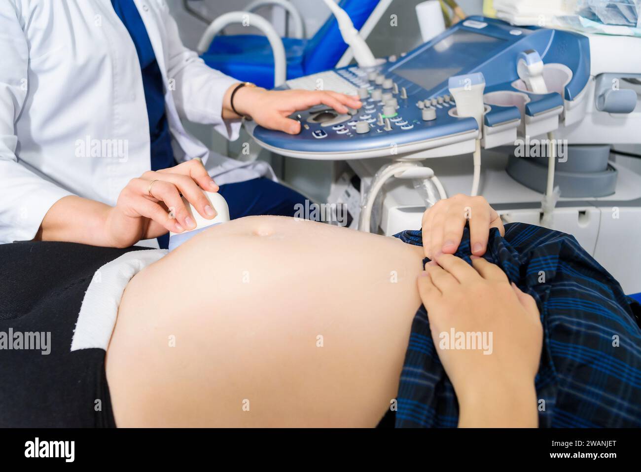 Durchführen von Ultraschall auf schwangere Frau Doktor Stockfoto