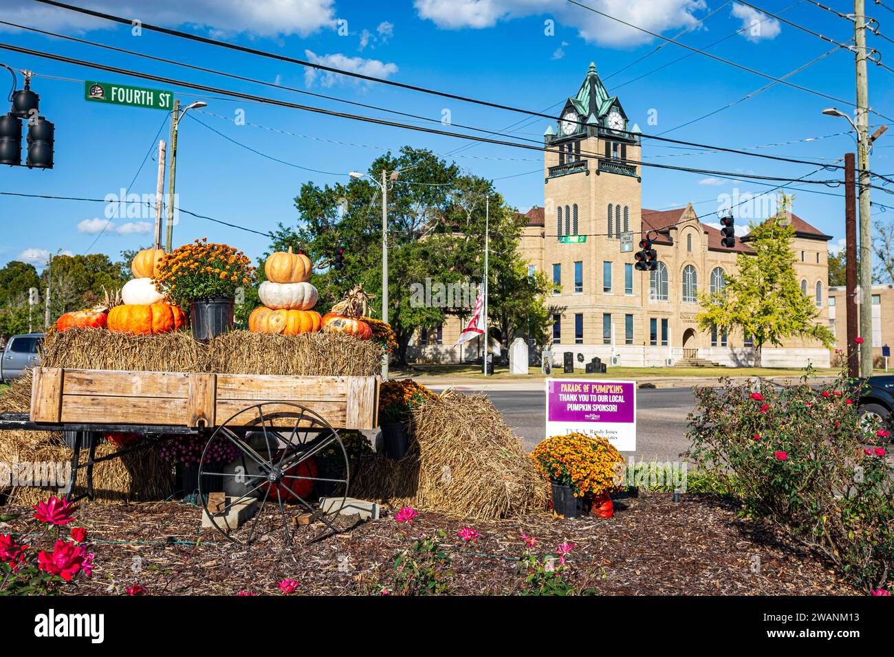 Prattville, Alabama, USA-Okt. 27, 2023: Herbstausstellung an der Kreuzung von Fourth und Court Street mit dem Autauga County Gerichtsgebäude in Th Stockfoto