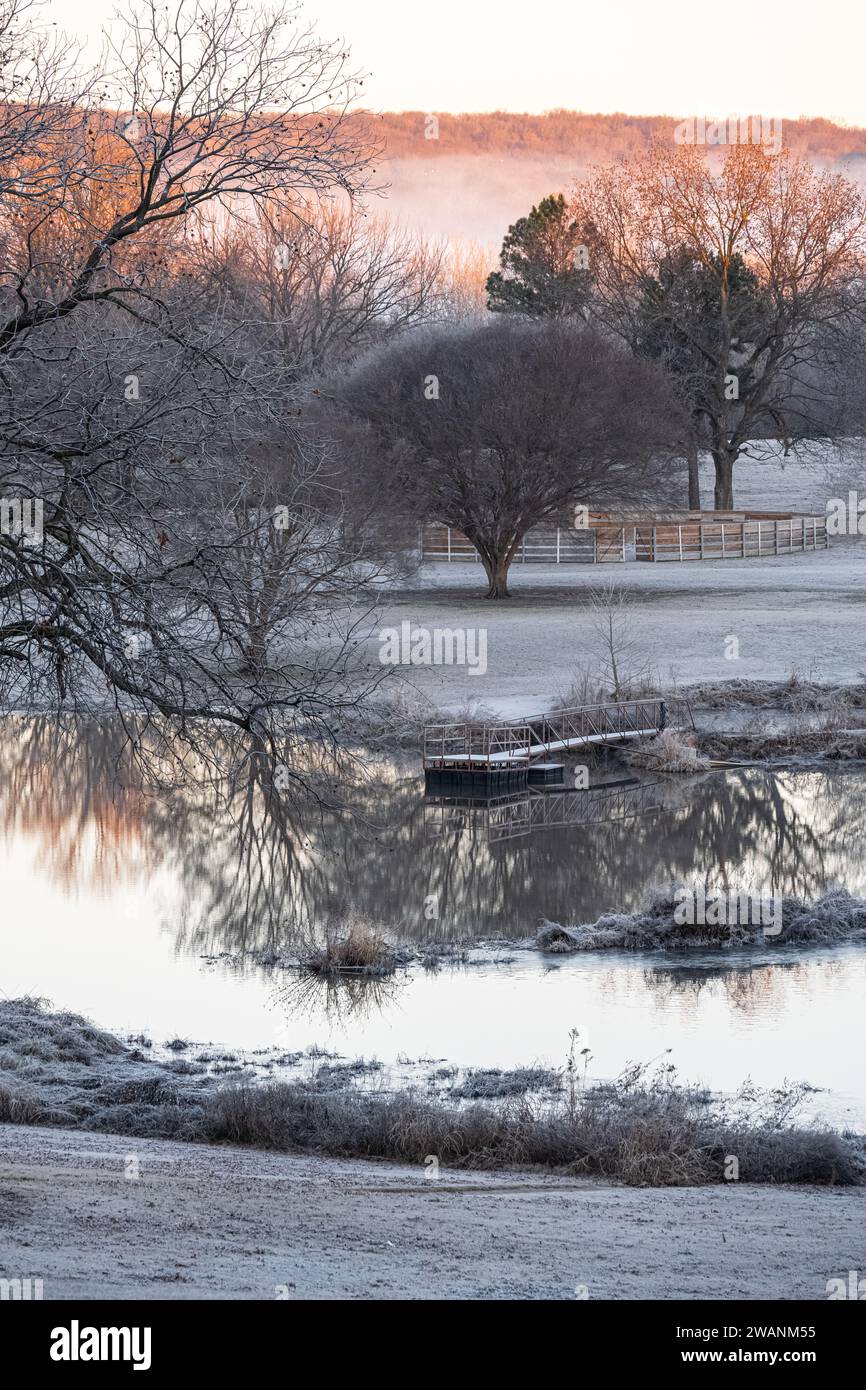 Der Morgenfrost bedeckt den Boden, während an einem Wintermorgen in Fort Gibson, Oklahoma, Dampf aus dem unsichtbaren Grand (Neosho) River steigt. (USA) Stockfoto
