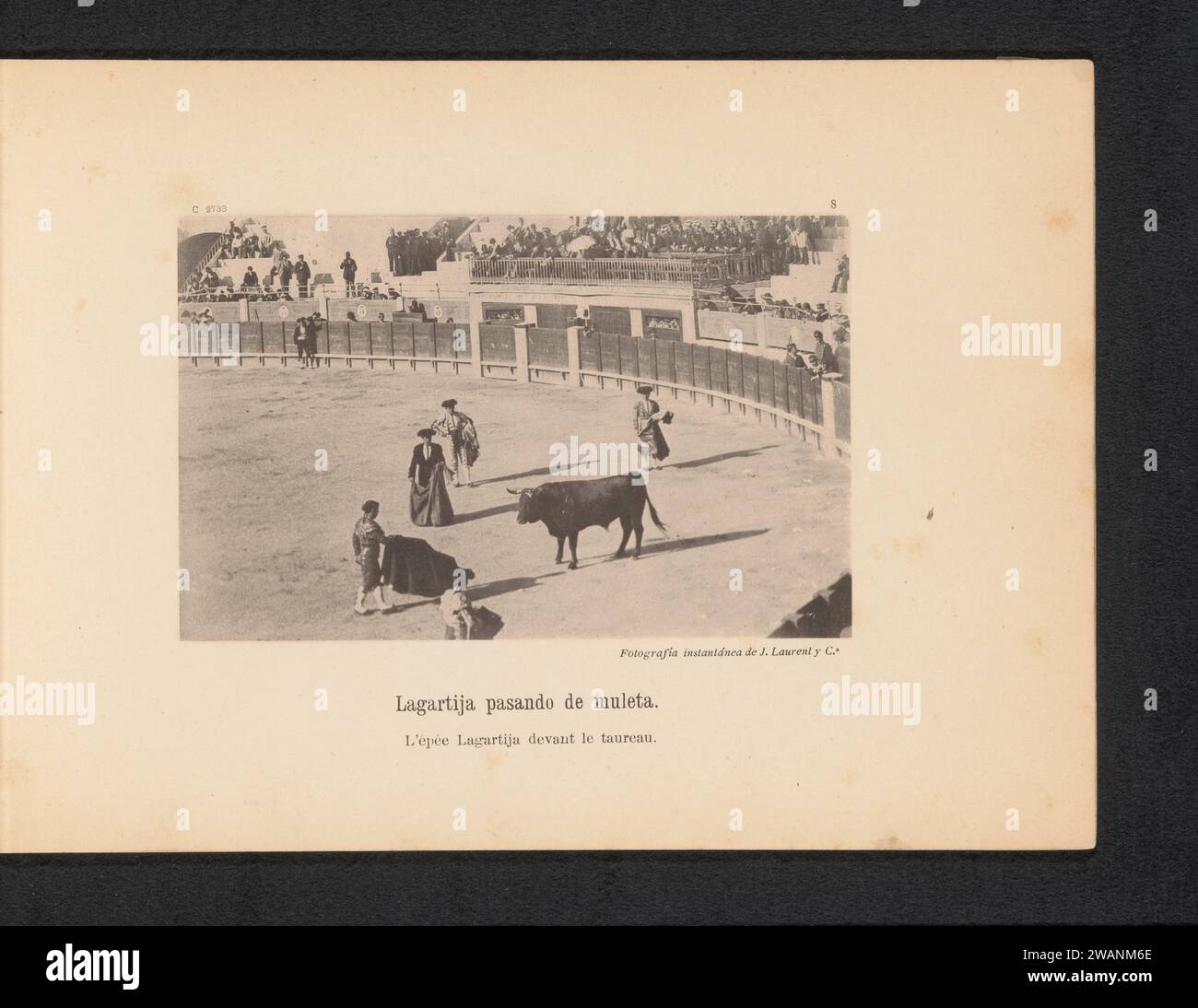 Juan Ruíz für einen Stier in der Stierkampfarena von Carretera de Aragon in Madrid, Juan Laurent, ca. 1880 - ca. 1890 fotomechanischer Druck Madrider Papier-Kollotypen-Stierkampf. theater (Gebäude) - AA - Freiluftvorführungen. Stierkämpfer, Toreador Stockfoto