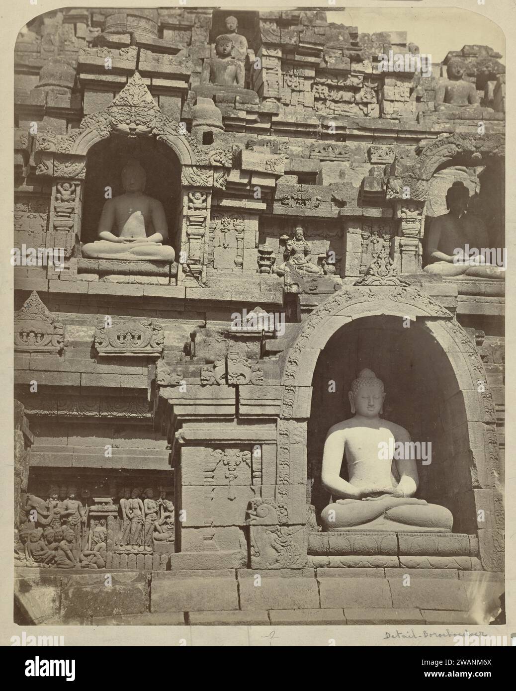 Vier Nischen im Borobudur mit Buddha-Figuren in Dhyanamudra., 1873 Fotografie Java (möglicherweise) Papier. Unterstützung für Fotos. Albumendruck aus Pappe Stockfoto