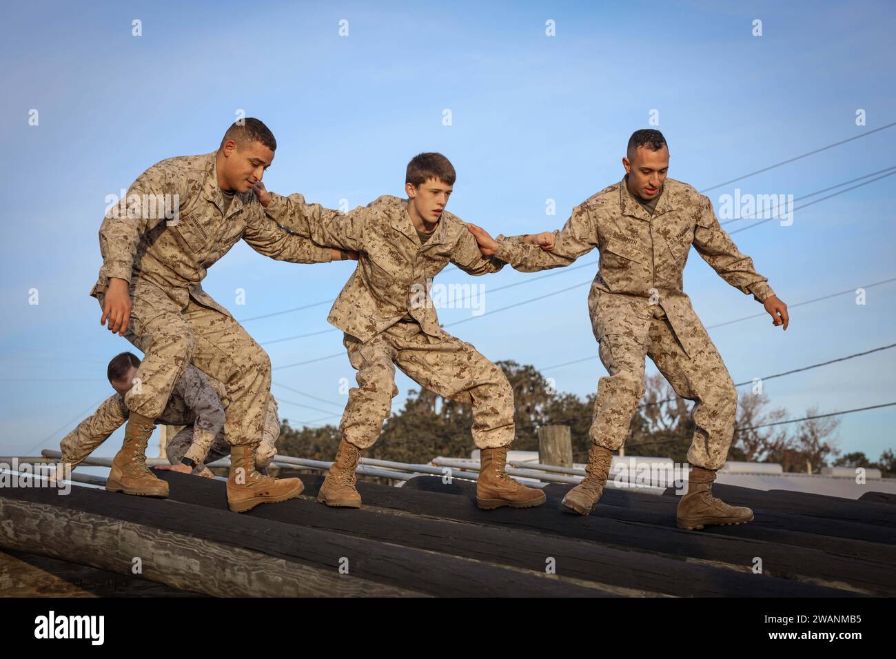 South Carolina, USA. Dezember 2023. Trent Williams, Center, ein Kind der Make-A-Wish Foundation, nimmt am Rekrutierungstraining im Marine Corps Recruit Depot Parris Island, S.C., Teil. 14, 2023. Die Veranstaltung unterstützte Williams’ Wunsch, die Herausforderungen des Bootcamps des Marine Corps zu erleben. (Kreditbild: © U.S. Marines/ZUMA Press Wire) NUR REDAKTIONELLE VERWENDUNG! Nicht für kommerzielle ZWECKE! Stockfoto