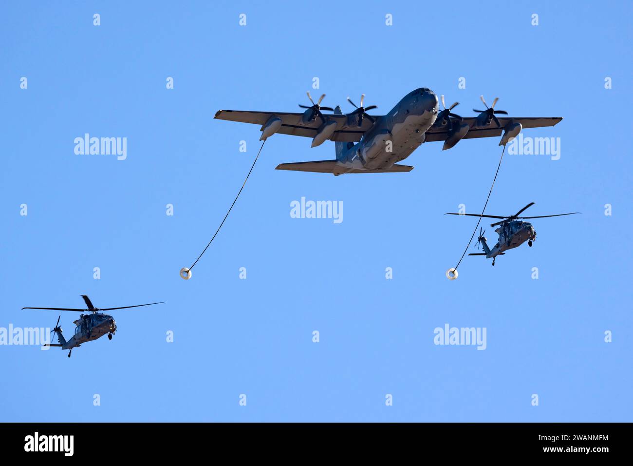 Tucson, Arizona, USA. Dezember 2023. Ein C-130J Combat King II der US Air Force, der der 79th Rescue Squadron zugewiesen wurde, demonstriert die Luft-Luft-Betankungsfähigkeit mit HH-60W Jolly Green II Hubschraubern der 55th Rescue Squadron während des Geo-Strategic Events der South American Air Chiefs Conference auf der Davis-Monthan Air Force Base, Ariz. Dezember. 6, 2023. Die einwöchige Konferenz vereinte führende Luftwaffe aus sieben südamerikanischen Partnerländern, um gemeinsam an künftigen Herausforderungen in der Region zu arbeiten. (Foto: Rachel Maxwell) (Foto: © U.S. Air Force/ZUMA Press Wire) ED Stockfoto