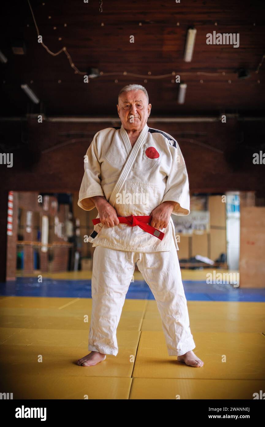 Respektierter und erfahrener Judo Sensei Meister Lehrer in traditionellem Gi Kimono. Ein erfahrener Kampfkünstler demonstriert sein Können Stockfoto