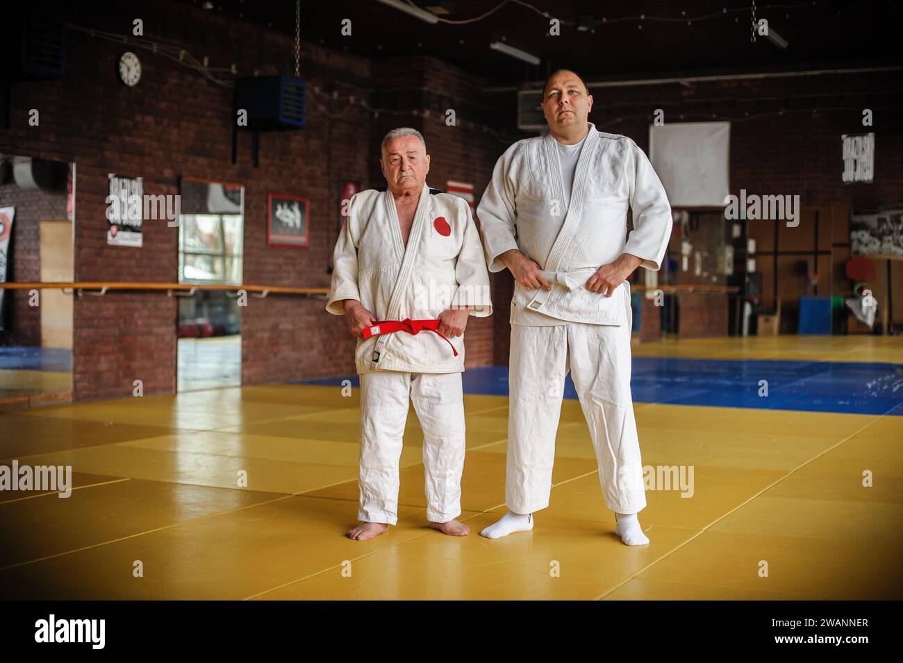 Zwei angesehene und erfahrene Judo Sensei Meister Lehrer in traditionellem Gi Kimono. Ein erfahrener Kampfkünstler demonstriert sein Können Stockfoto