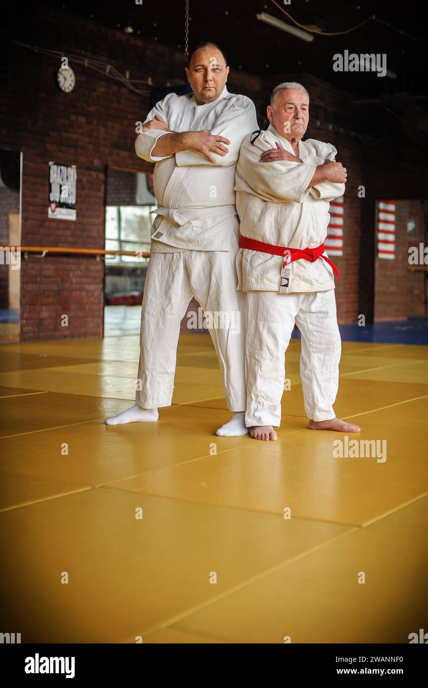 Zwei angesehene und erfahrene Judo Sensei Meister Lehrer in traditionellem Gi Kimono. Ein erfahrener Kampfkünstler demonstriert sein Können Stockfoto