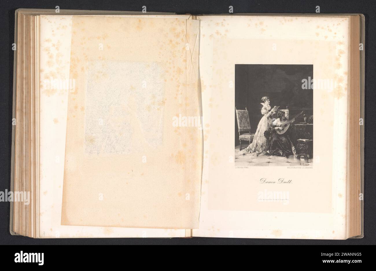 Fotoproduktion eines Gemäldes, das eine Lautenfrau und eine singende Frau darstellt, Anonym, nach Luigi Crosio, ca. 1878 - in oder vor 1883 fotomechanische Druckpapier Vokalmusik, singend. Laute und spezielle Lautenformen, z. B. Theorbo. Musiker, die Sänger begleiten Stockfoto
