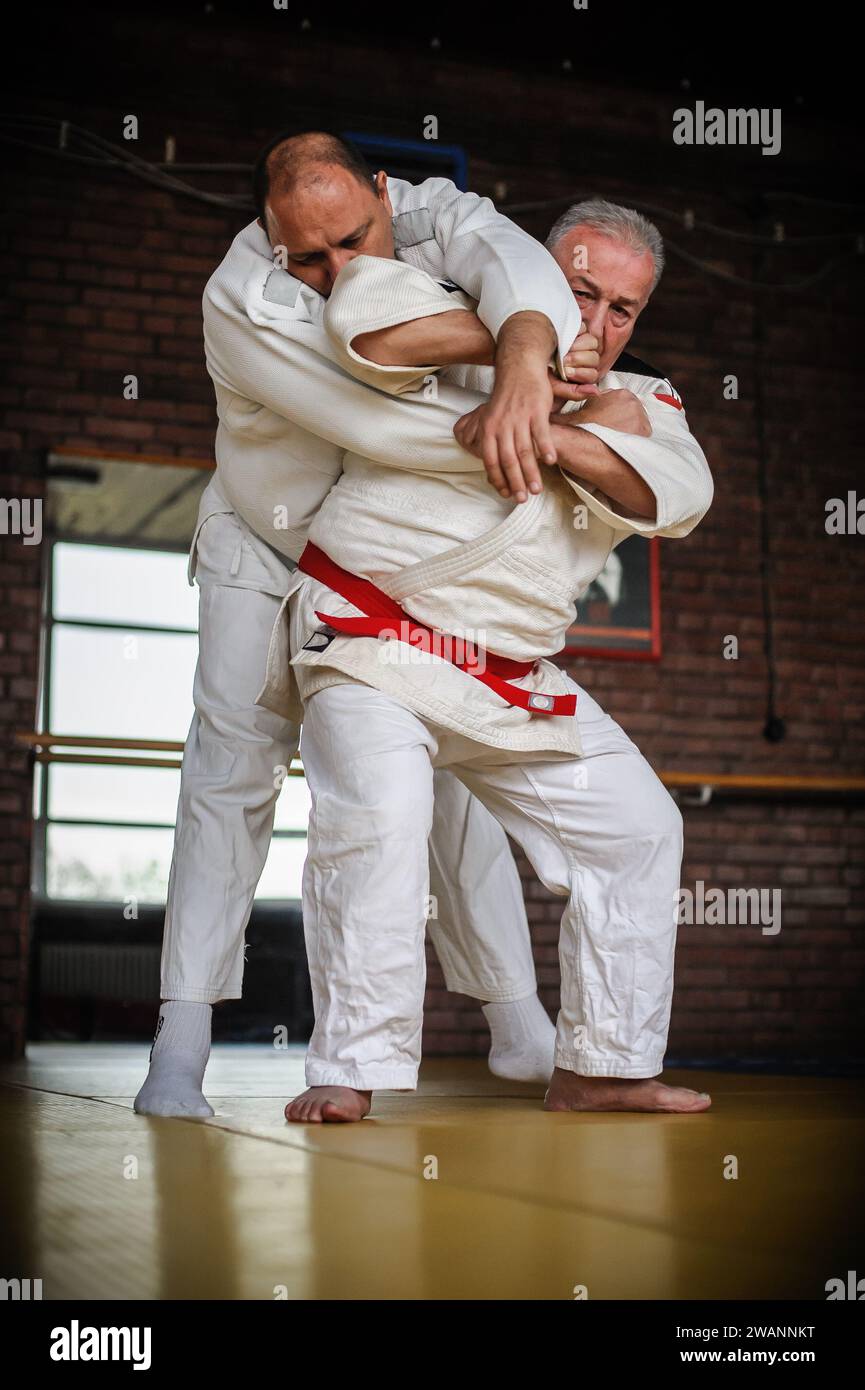 Judo sensei Meister Lehrer im traditionellen Gi Kimono demonstrieren Judo Wurftechnik auf Tatami Stockfoto