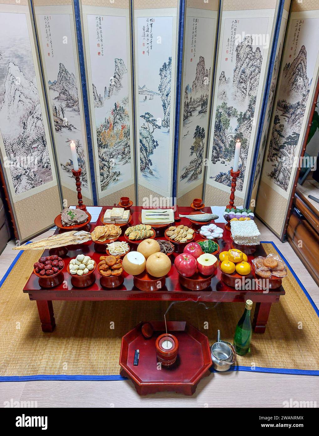 „Jesa“, eine traditionelle koreanische Kultur, die Speisen in Erinnerung an die Vorfahren zubereitet Stockfoto