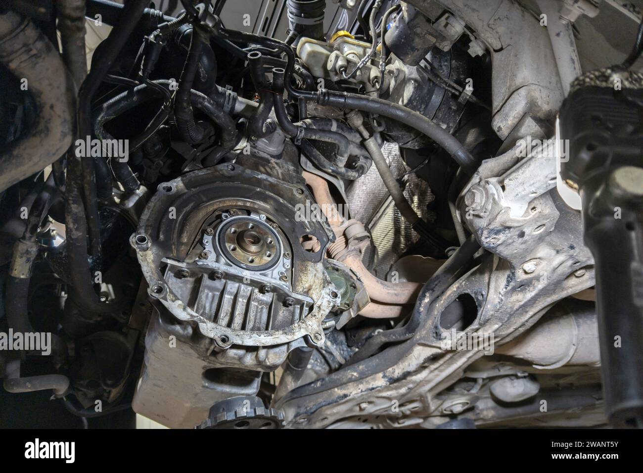 Motorraum des alten deutschen Autos mit abgebautem Getriebe, Ansicht ...