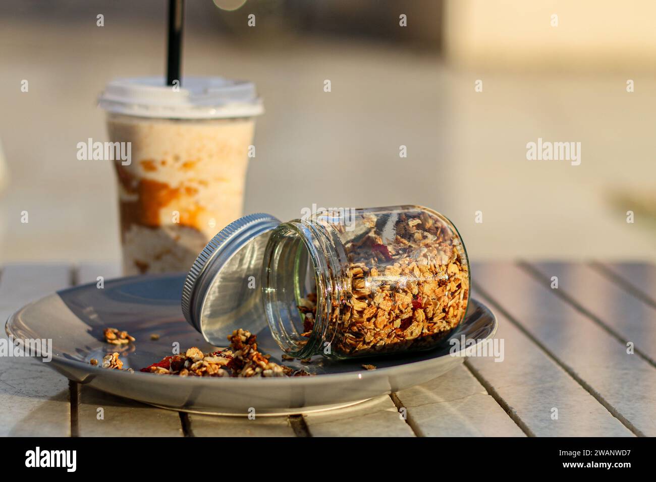 Ein Glas frisches und gesundes Müsli mit Kaffee und Bananen-Milchshake Stockfoto