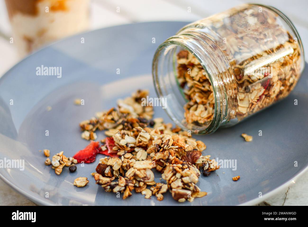 Ein Glas frisches und gesundes Müsli mit Kaffee und Bananen-Milchshake Stockfoto