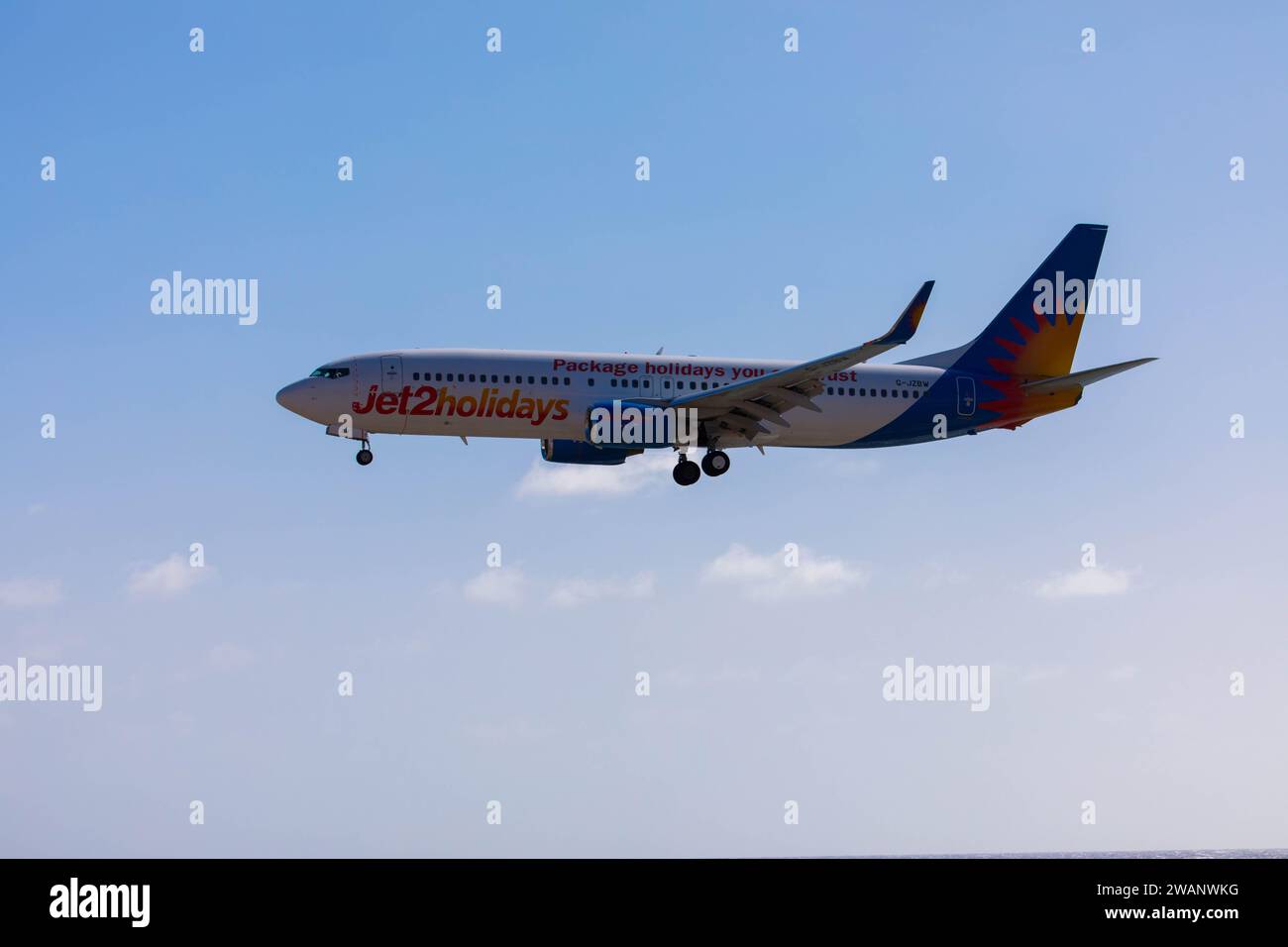 Flugzeug von Jet2Holidays Airlines bei Landeanflug. Blauer Himmel. Flughafen César Manrique. November 2023. Arrecife, Kanarische Insel, Spanien Stockfoto