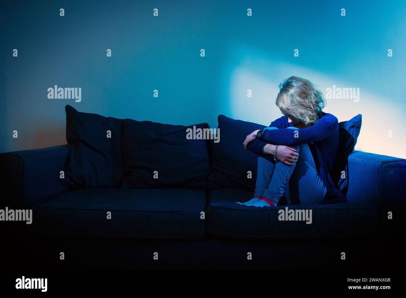 FOTO VON Einem MODELL Aktenfoto vom 03/15 einer Frau mit Anzeichen von Depression. Etwa ein Viertel der leitenden Positionen im Bereich psychische Gesundheit in den NHS-Gremien sind entweder frei oder von lokalen Mitarbeitern besetzt, laut Untersuchungen der schottischen Liberaldemokraten. Von den 586 Vollzeitäquivalenten als Psychiater-Berater in schottischen Gesundheitsbehörden hatten 162 Ende letzten Jahres keinen Vollzeitmitarbeiter, wie die Daten, die mit der Gesetzgebung zur Informationsfreiheit gewonnen wurden, zeigen. Unter diesen freien Stellen wurden 117 von lokalen Mitarbeitern besetzt. Ausgabedatum: Samstag, 6. Januar 2024. Stockfoto