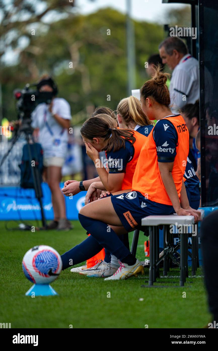 Bundoora, Australien. Januar 2024. Melbourne Victory FC Mittelfeldspielerin Alana Murphy (#8) mit dem Kopf in den Händen, nachdem sie 0-2 während der ersten Hälfte des Liberty A-League Women’s Matches zwischen Melbourne Victory FC und Western United FC in der Heimstätte der Matildas in Bundoora (Australien) verloren hatte. Quelle: James Forrester/Alamy Live News Stockfoto Bundoora, Australien. Januar 2024. Melbourne Victory FC Mittelfeldspielerin Alana Murphy (#8) mit dem Kopf in den Händen, nachdem sie 0-2 während der ersten Hälfte des Liberty A-League Women’s Matches zwischen Melbourne Victory FC und Western United FC in der Heimstätte der Matildas in Bundoora (Australien) verloren hatte. Quelle: James Forrester/Alamy Live News Stockfoto