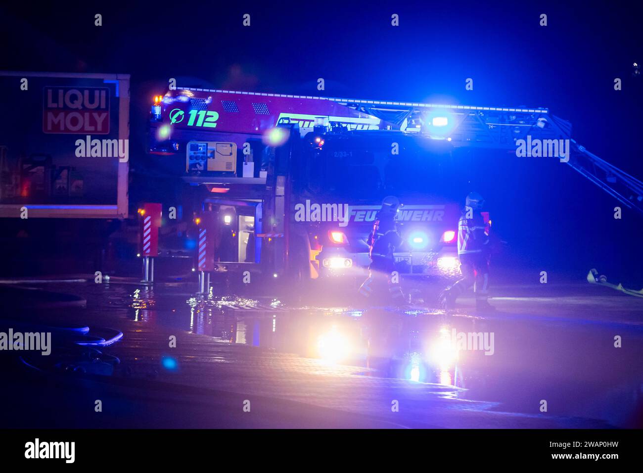 Ludwigsfelde, Deutschland. Januar 2024. Im Industriegebiet Brandenburger Park in Ludwigsfelde sind Feuerwehrleute im Einsatz. Insgesamt sind 100 Feuerwehrleute vor Ort, fünf Lkw wurden im Brandfall vorgefunden und drei Lkw wurden aus der Gefahrenzone entfernt. Quelle: Christoph Soeder/dpa/Alamy Live News Stockfoto