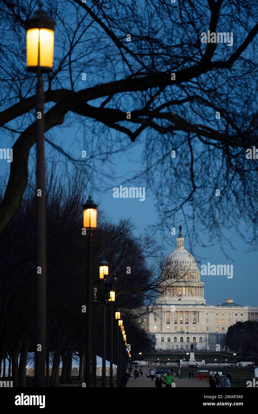 Washington, USA. Januar 2024. Dieses Foto, das am 5. Januar 2024 aufgenommen wurde, zeigt das Kapitolgebäude in Washington, DC, USA. Am Samstag feierten die Vereinigten Staaten den dreijährigen Jahrestag des Aufstands am 6. Januar 2021, bei dem ein wütender Mob das Kapitol stürmte. Quelle: Liu Jie/Xinhua/Alamy Live News Stockfoto