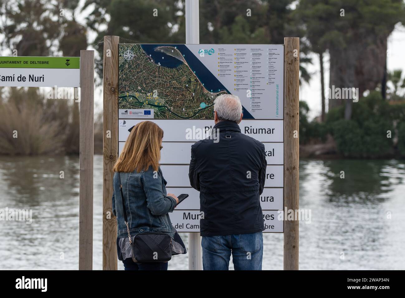 Ein Paar, das sich eine Informationstafel ansieht, Ebro Delta, Katalonien, Spanien Stockfoto