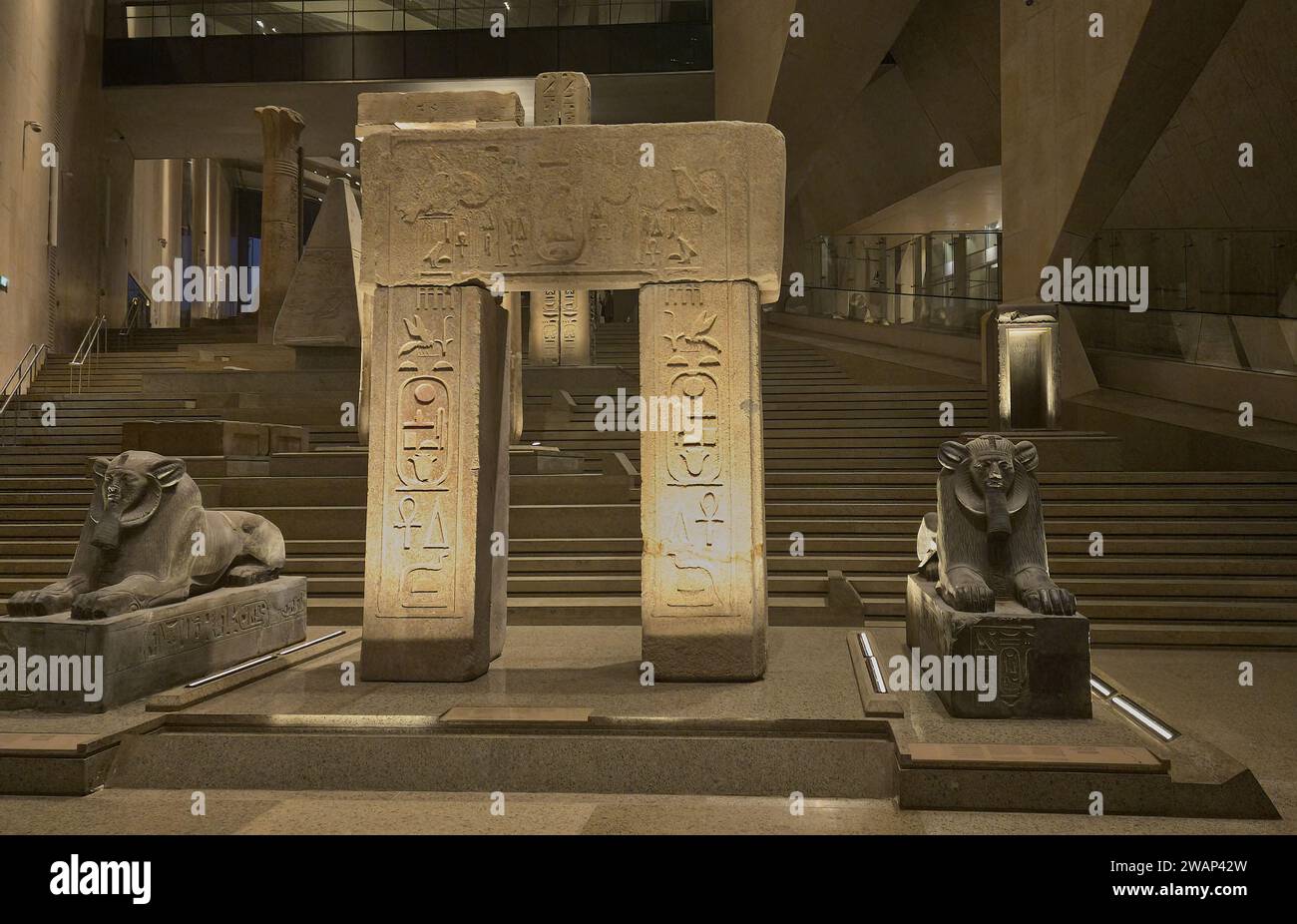 Das große Ägyptische Museum, auch bekannt als Gizeh-Museum, ist ein archäologisches Museum in Gizeh, Ägypten, etwa 2 Kilometer vom Pyramidenkomplex von Gizeh entfernt. Stockfoto