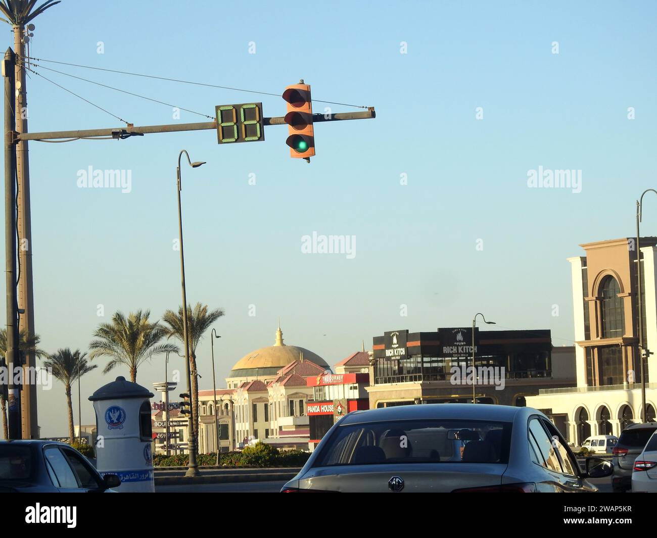 Kairo, Ägypten, 15. Dezember 2023: Verkehrszeichen in ägyptischen Straßen, Autobahnmobilität und Staukonzept, Straßen von Kairo und Verkehr von Autos A Stockfoto