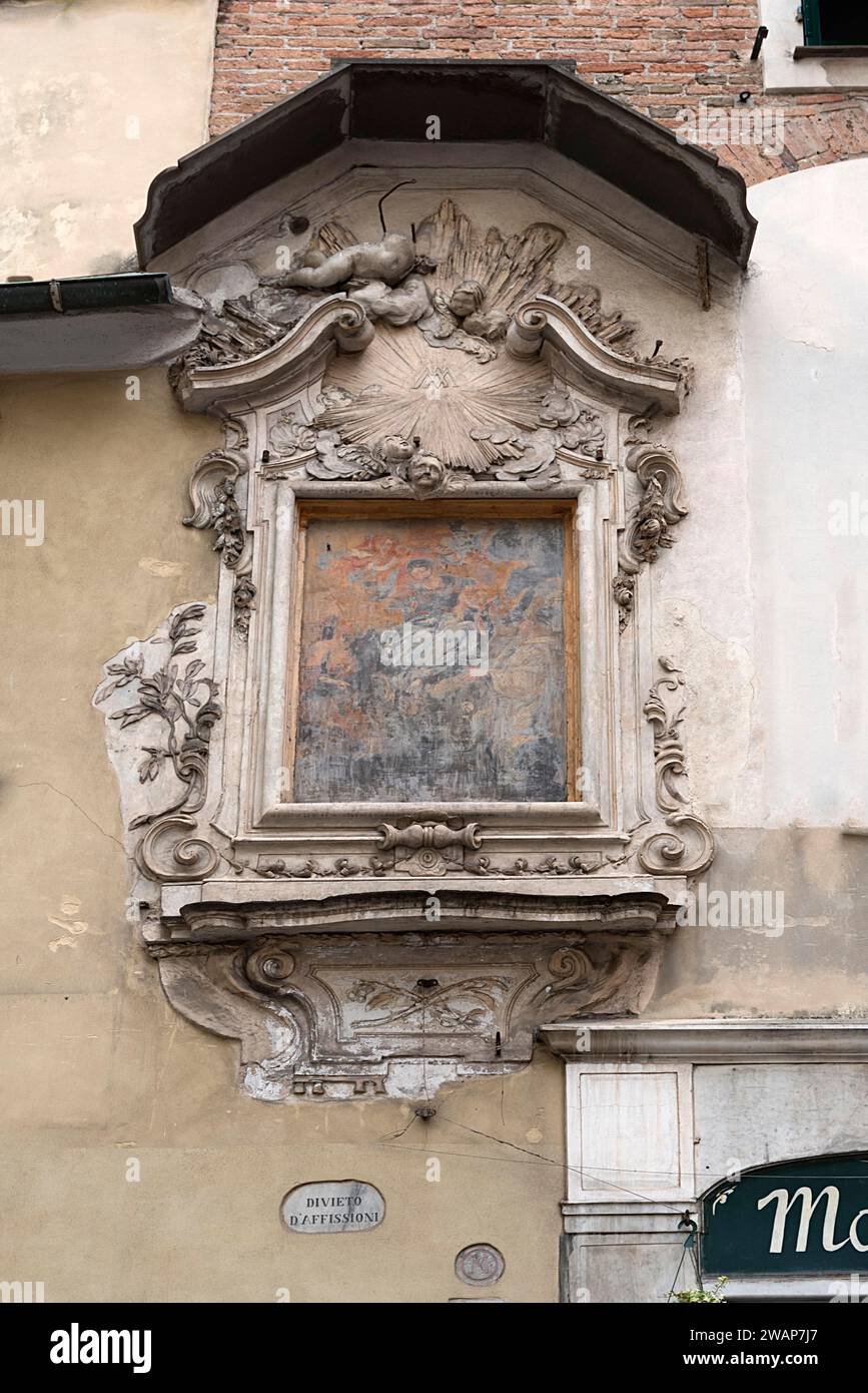Verblendetes religiöses Bild an einer Hauswand, Genua, Italien, Europa Stockfoto
