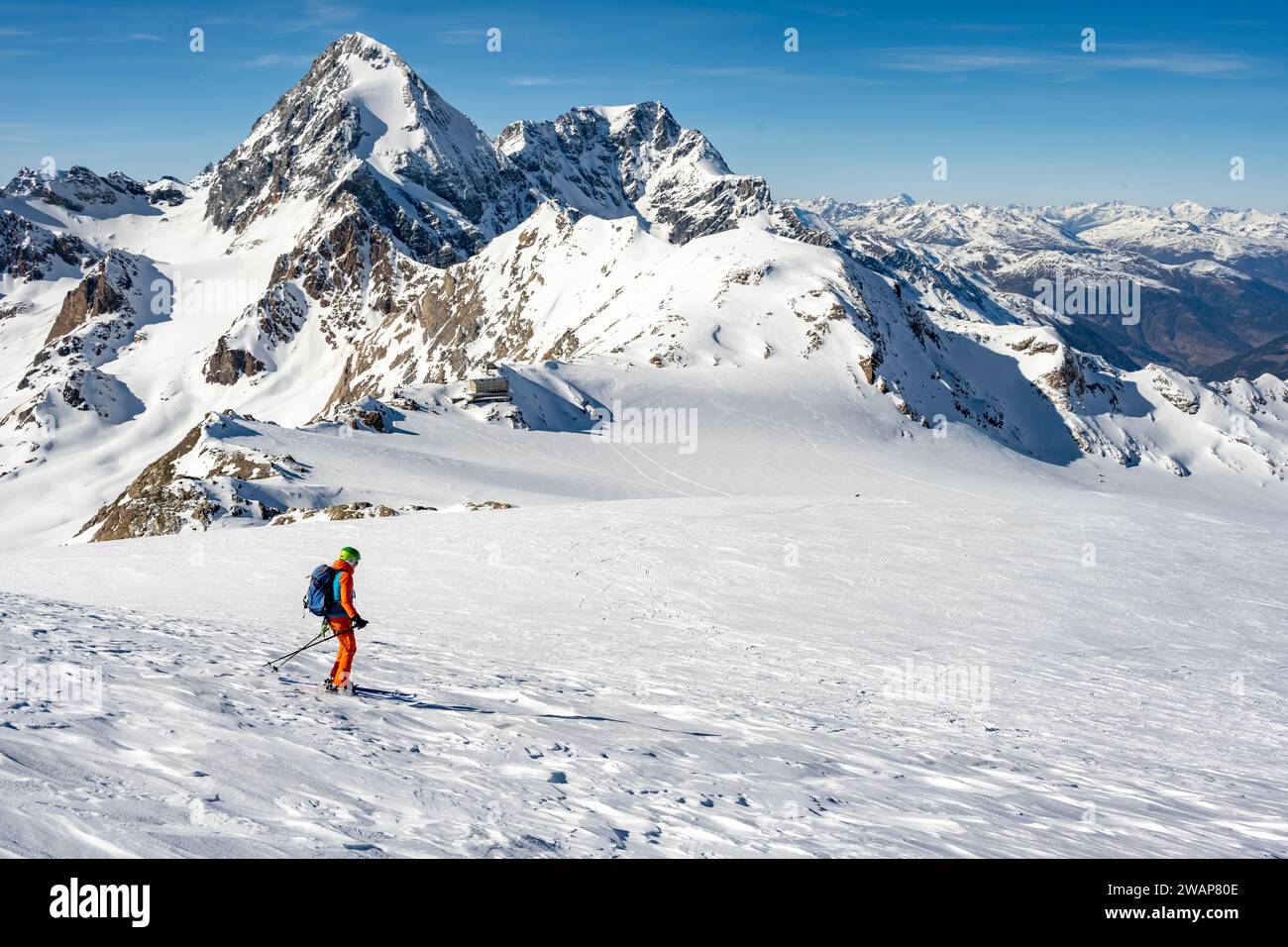 Bergsteiger erkunden eine schneebedeckte Landschaft mit imposanten Berggipfeln im Hintergrund, Abfahrt der Skitour zum Monte Cevedale, Ortler Alp Stockfoto