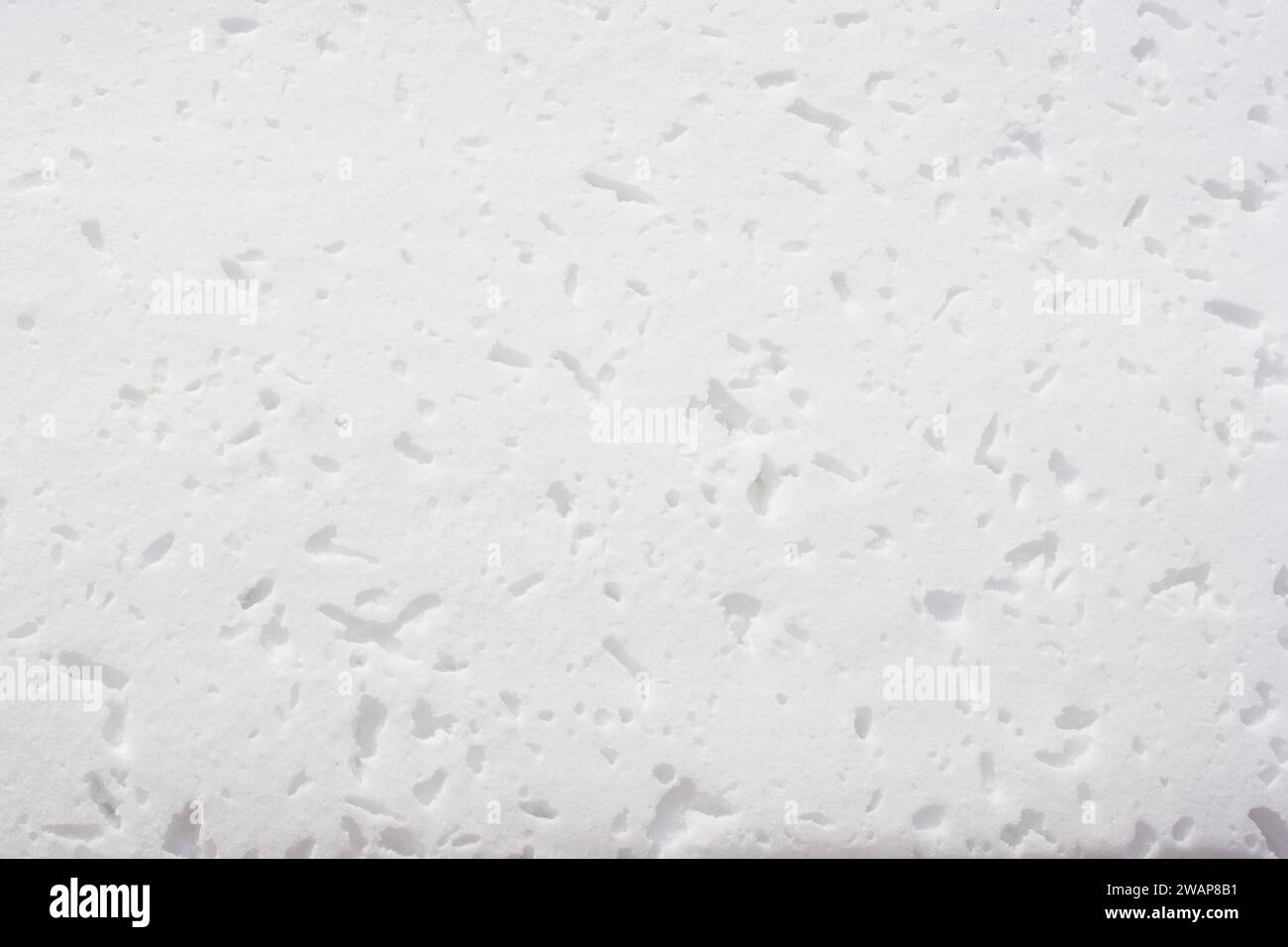 Schneefläche mit verschiedenen Spuren Stockfoto
