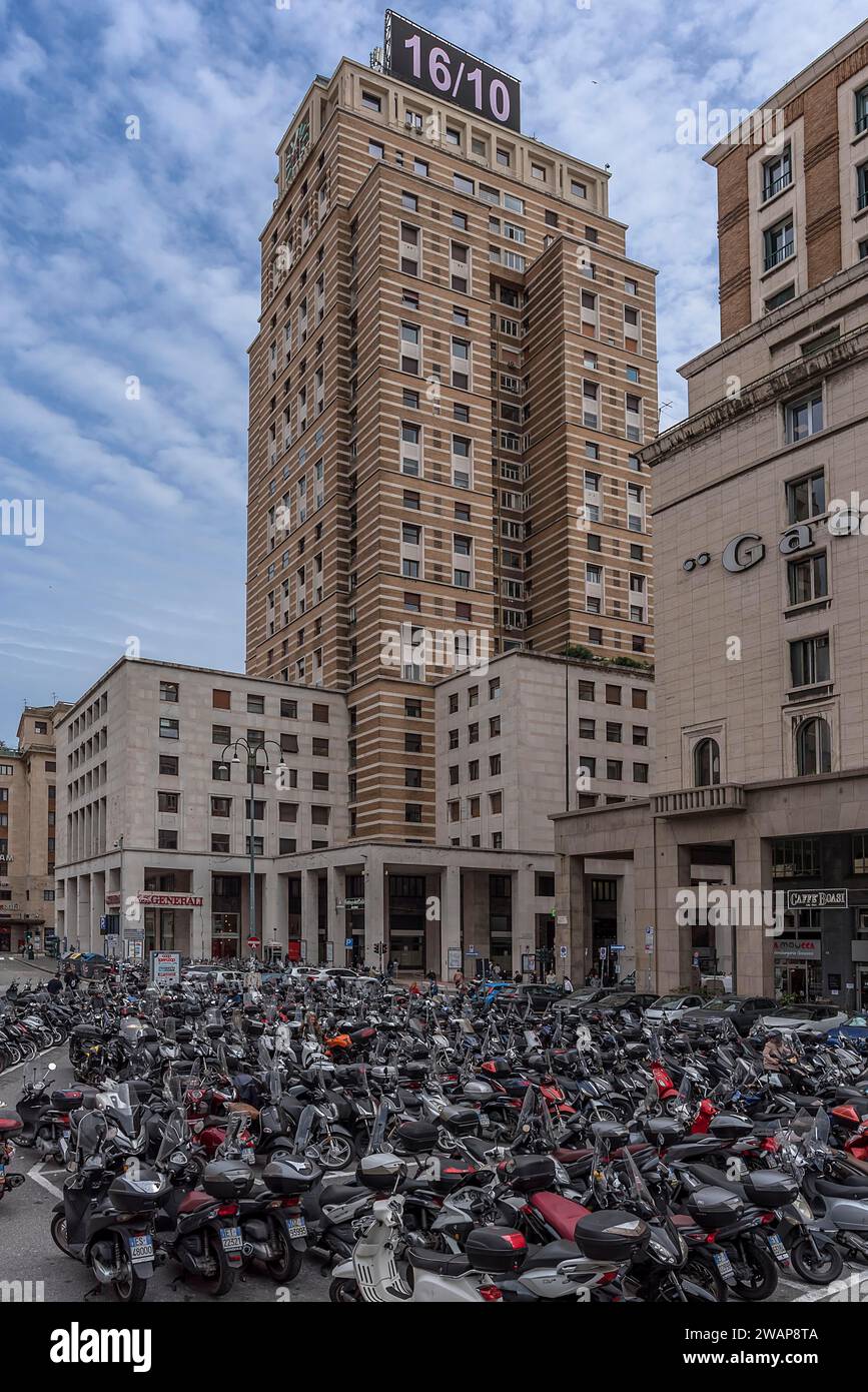 Großer Parkplatz für Motorroller in der Stadt, Genua, Italien, Europa Stockfoto