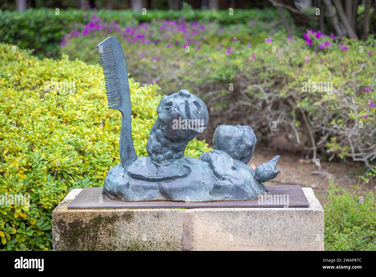 Bronzeskulptur Personnage et Oiseau von Joan Miró, Garten im Marivent Palast, königliche Sommerresidenz, Palma, Mallorca, Spanien, Europa Stockfoto