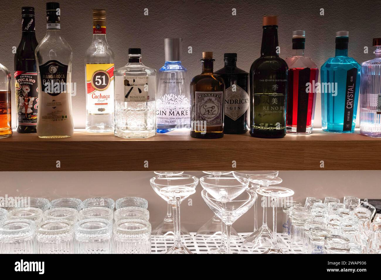 Spirituosenflaschen und Gläser Stockfoto