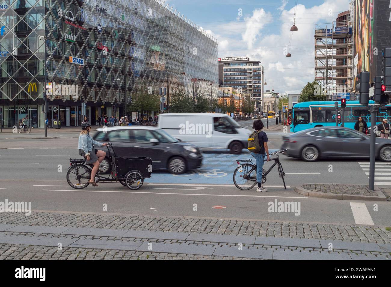 Radfahrer warten an der Kreuzung, bis sich die Ampeln zu ihren Gunsten ändern, in Kopenhagen, Dänemark. Stockfoto