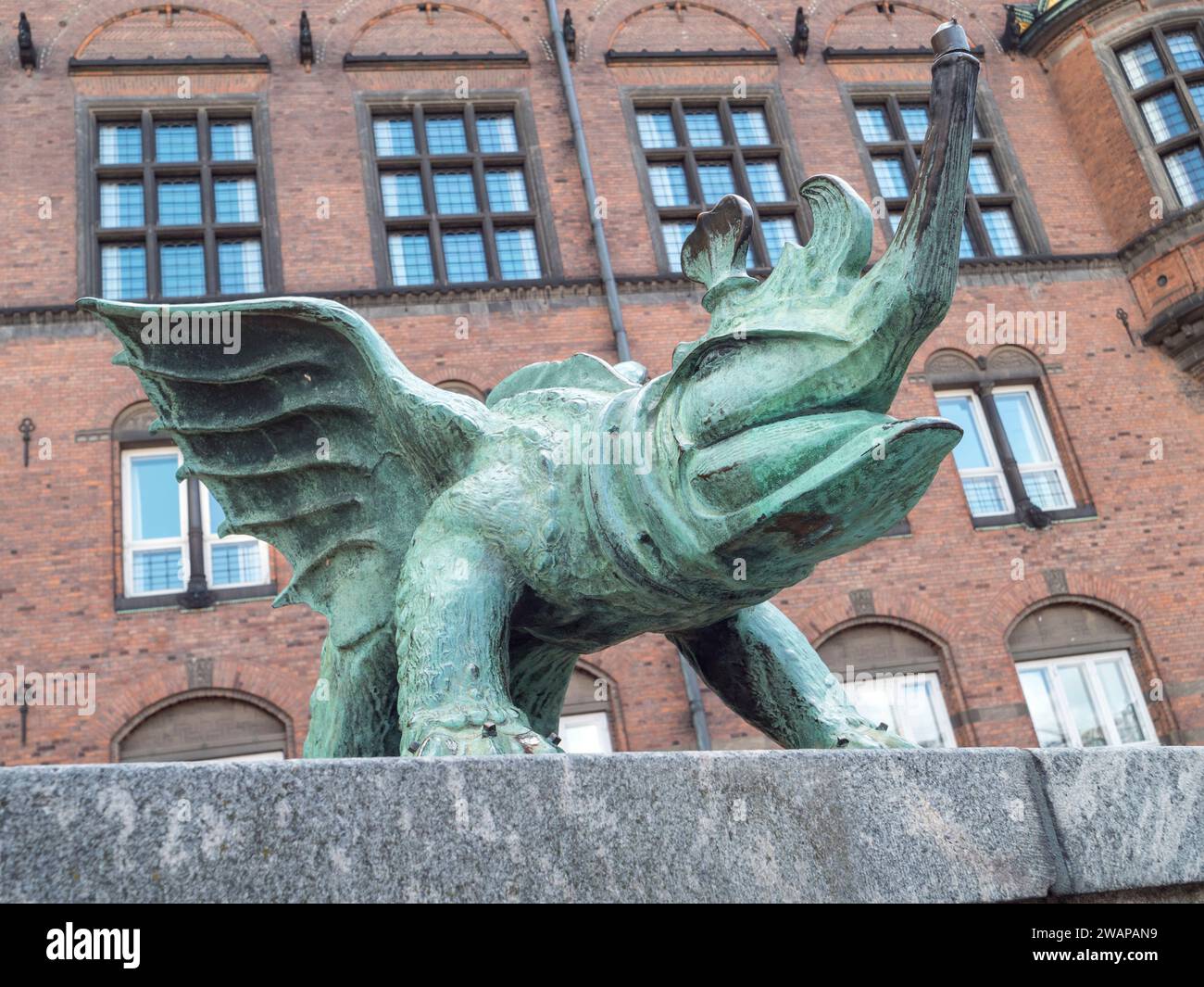 Bronze-Drachenskulptur am Fuß des Rathauses von Kopenhagen, Dänemark. Stockfoto