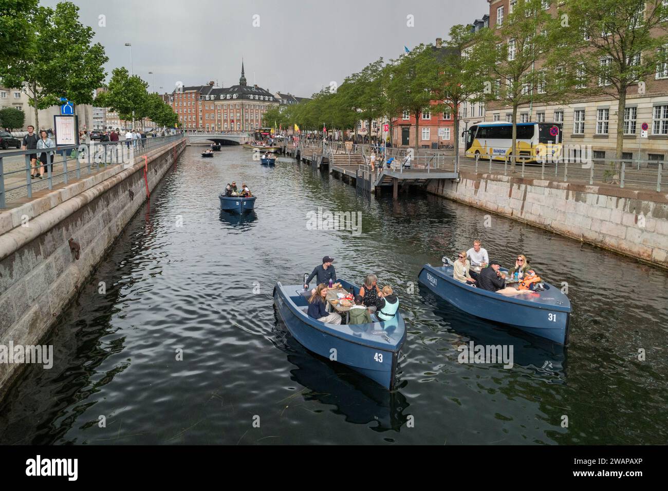 Kleine Touristenboote auf dem Frederiksholms Kanal in Kopenhagen, Dänemark. Stockfoto